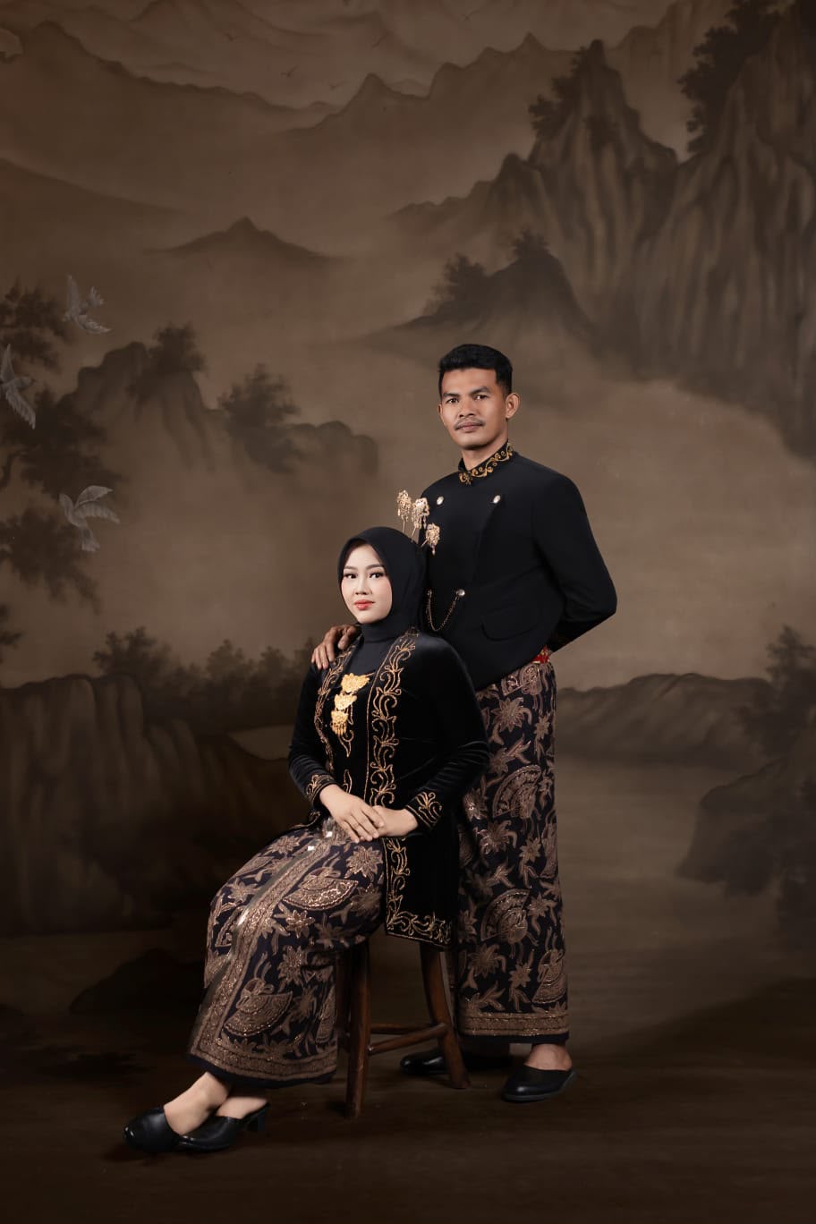 Gita dan Irwanto dalam busana adat Jawa