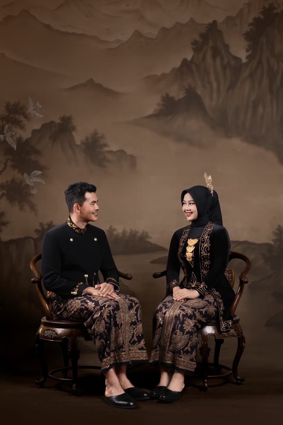 Gita dan Irwanto duduk berhadapan